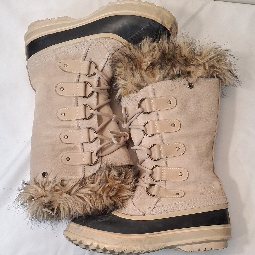 Sorel Womens Beige and Black Fur-Lined Winter Boots. Waterproof And Warm.